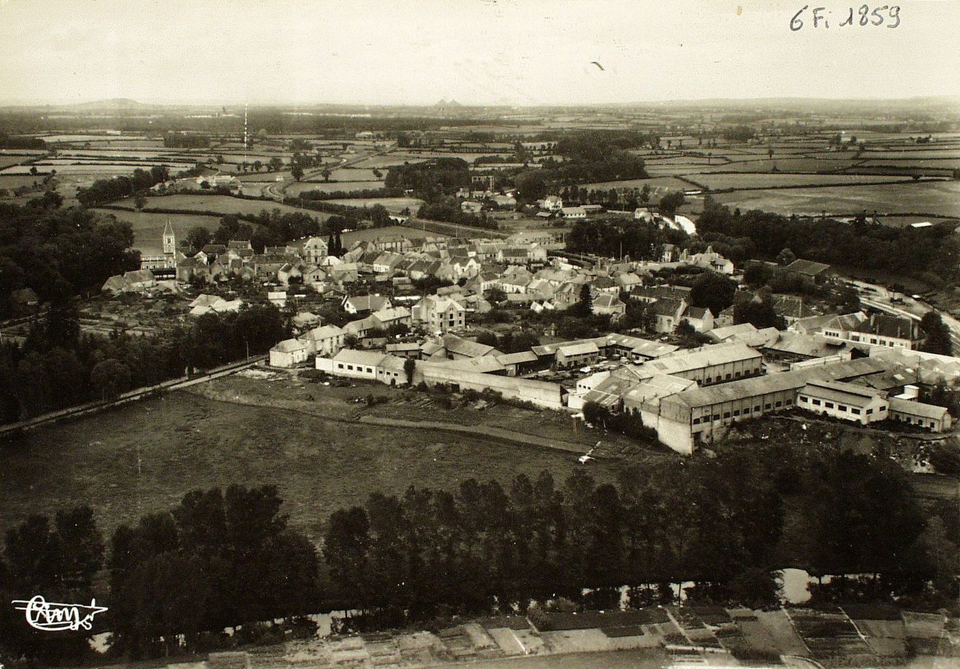 Génelard. Vue générale aérienne des usines.