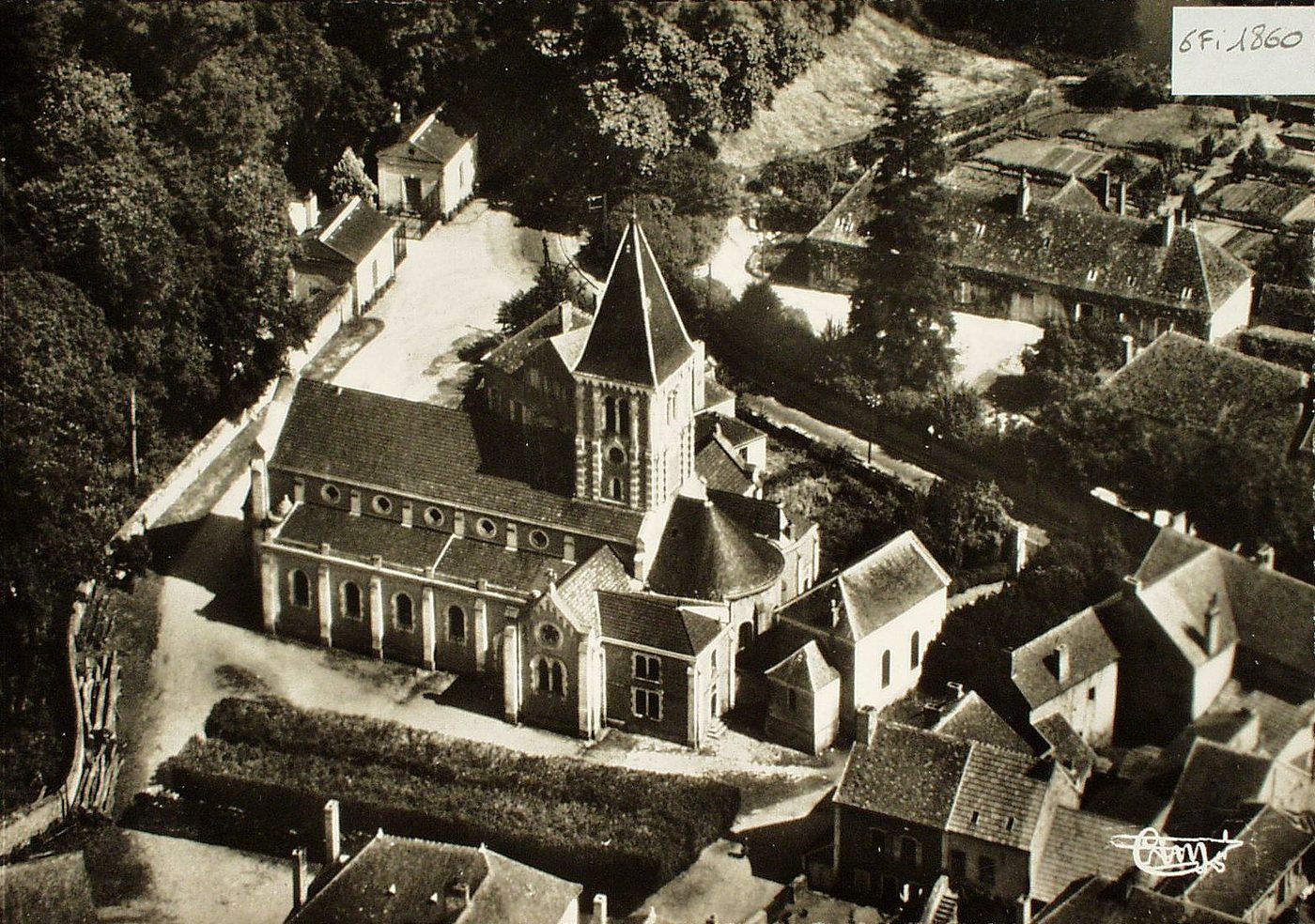 Génélard. Vue aérienne. Quartier de l'église.