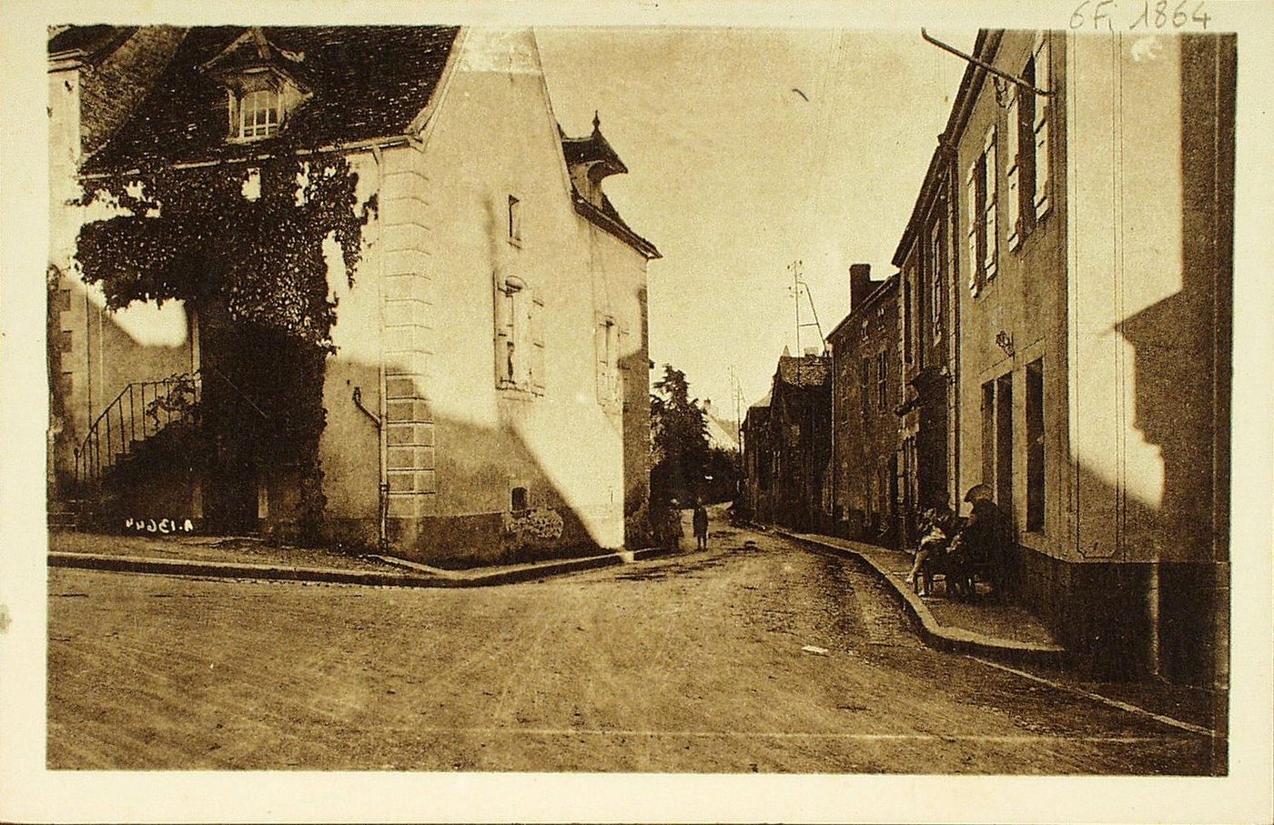 Genouilly. Rue de l'église.