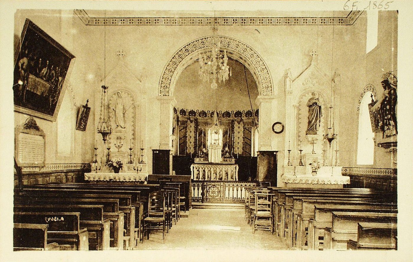 Genouilly. Intérieur de l'église.