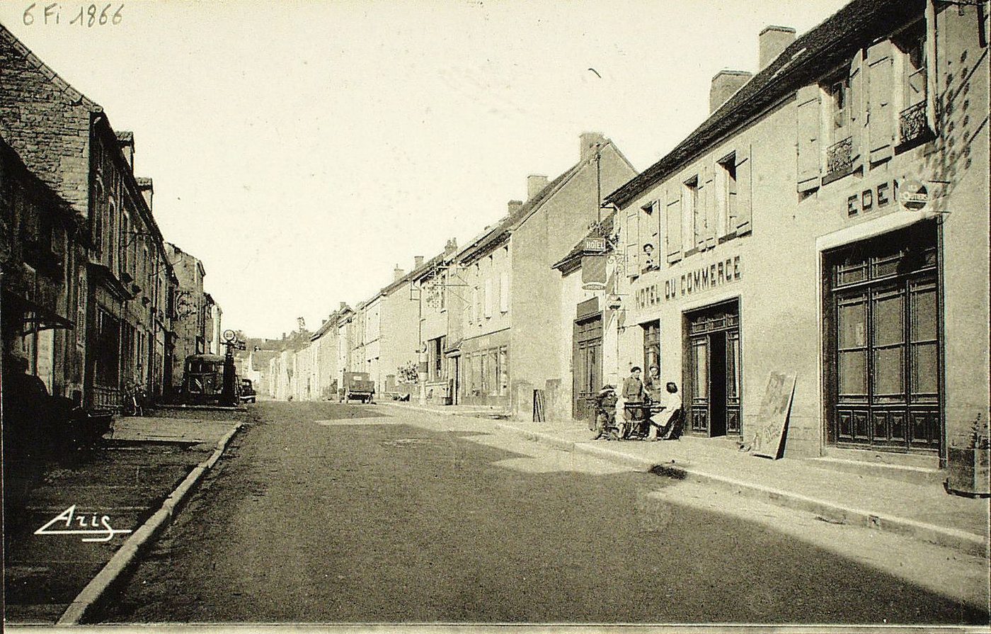 Genouilly. Grande-Rue.
