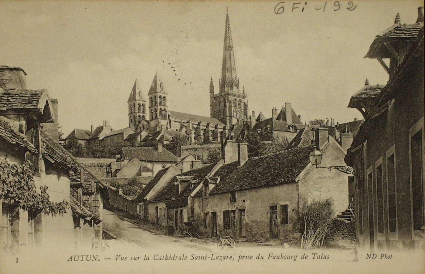 Autun. Vue sur la cathédrale Saint-Lazare, près du faubourg de Talus.
