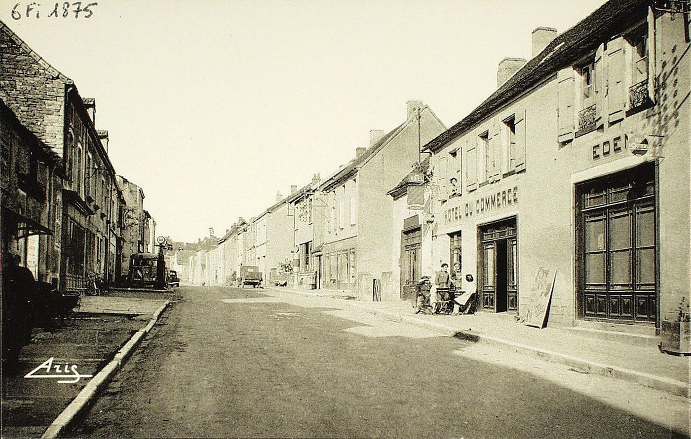 Genouilly. Grande Rue.