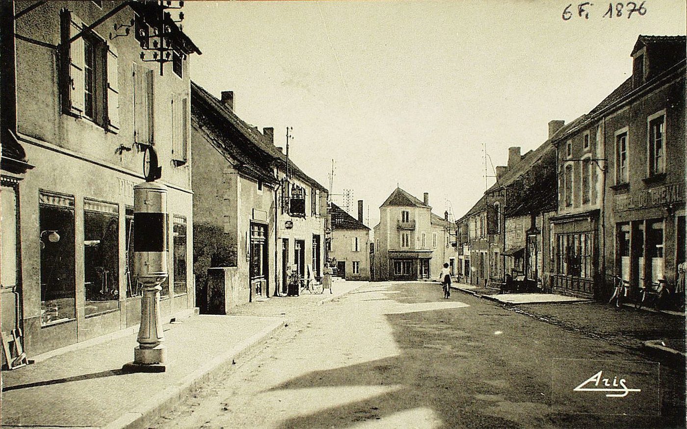 Genouilly. Rue centrale.