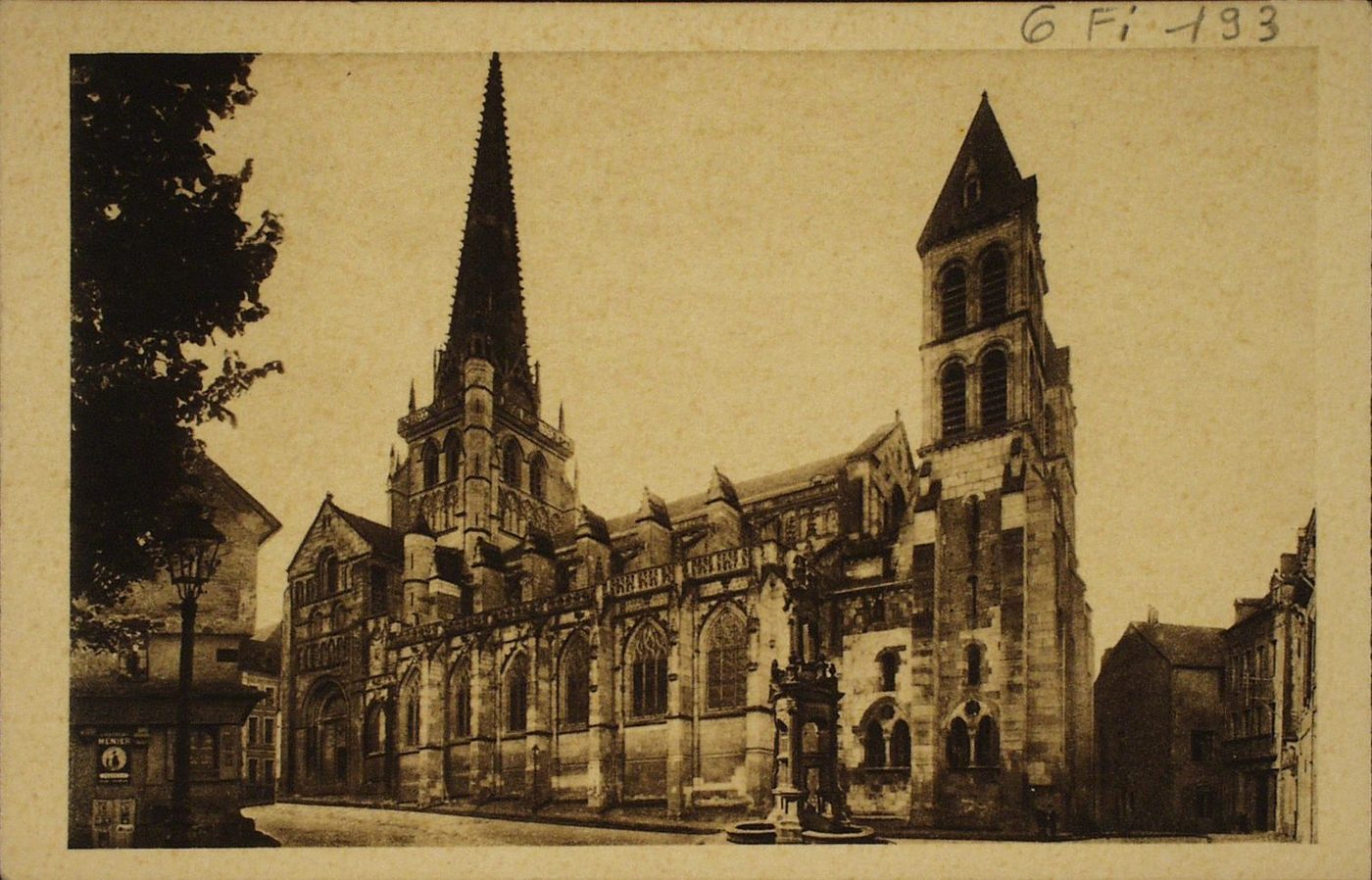 Autun antique. Cathédrale Saint-Lazare. Commencée vers 1120, sur la pensée conçue par Hugues II, duc de Bourgogne pour recevoir le corps de Saint-Lazare, terminée en 1174 ; elle est l'un des types les plus élégants de l'architecture qui prit naissance au XIe s. , sa flèche haute de 77m 65 d'une élégance admirable, fut élevée en 1470 par le Cardinal Rolin.
