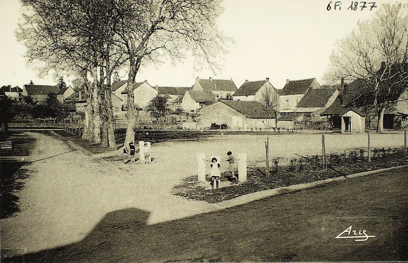 Genouilly. Place du marché.