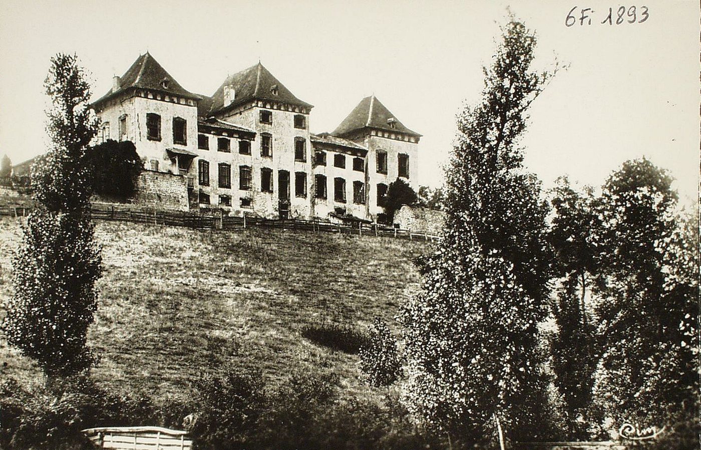 La Bourgogne historique et monumentale. Château de Gorze, à Germolles. Bâti en 1670 par Berthet de Gorze, écuyer, seigneur de Gorze ; quoique construit en pierres, il est revêtu de panneaux de chêne d'une épaisseur considérable; il a fallu, dit-on, la coupe entière d'une forêt pour la construction de ce singulier château. Le marquis de Gorze, mort en 1740, avait pour devise : "qui s'y frotte s'y pique"