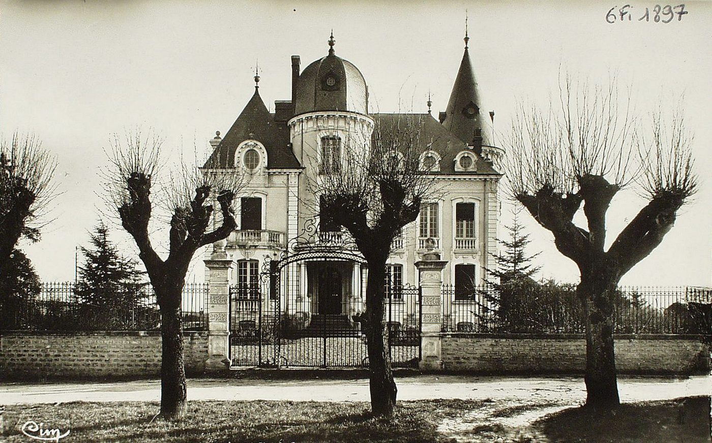 Gigny-sur-Saône. Château d' Epervière. La maison des petits frères.