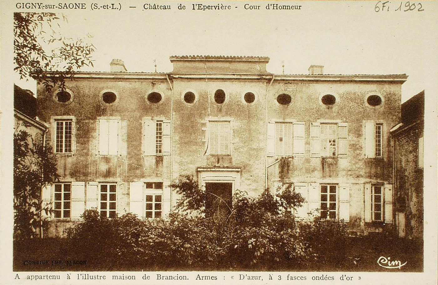 Gigny-sur-Saône. Château de l'Epervière. Cour d'honneur. A appartenu à l'illustre maison de Brancion. Armes : "D' azur à 3 fasces ondées d'or".