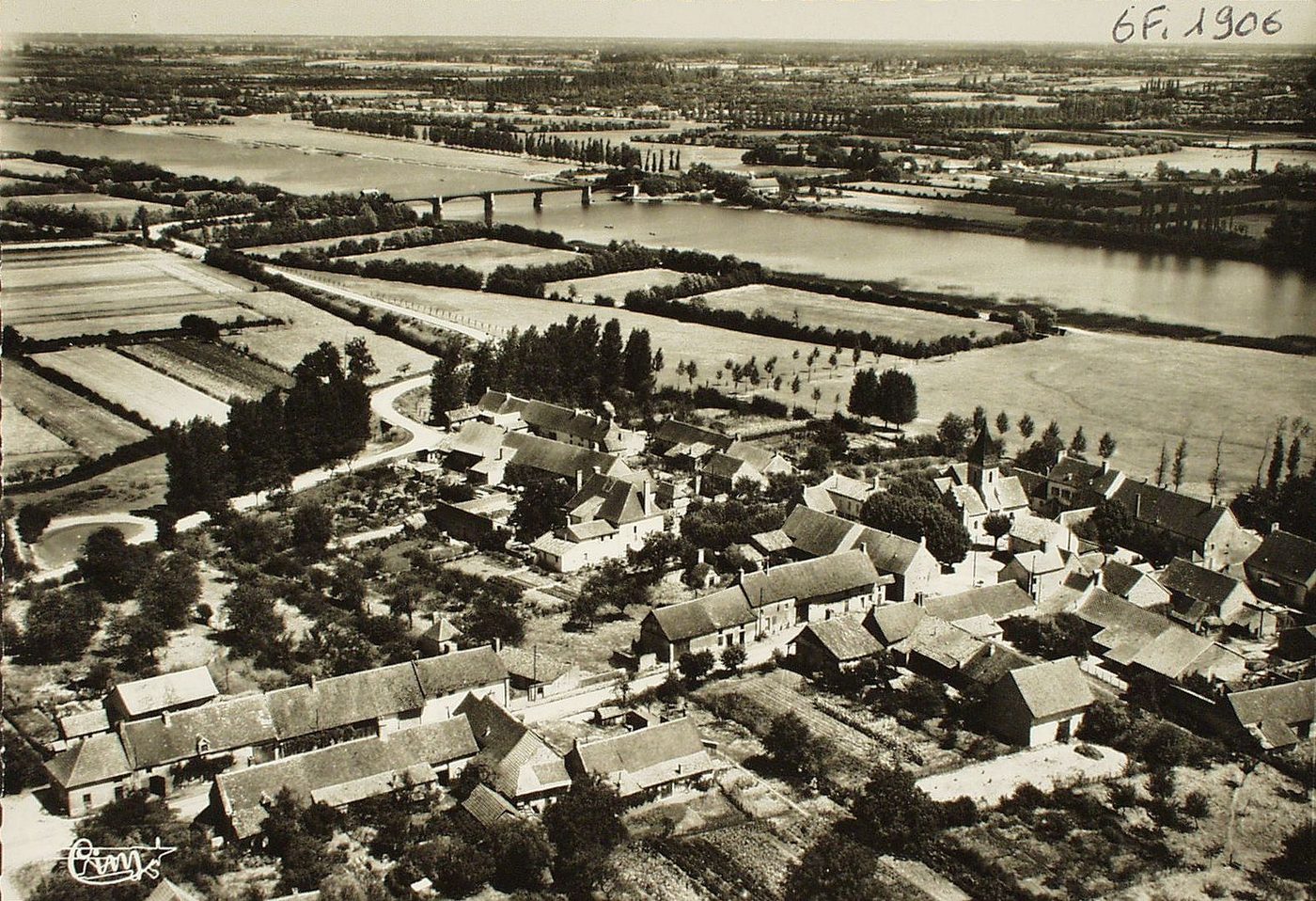 Gigny-sur-Saône. Vue aérienne. La Saône et le pont de Thorey.