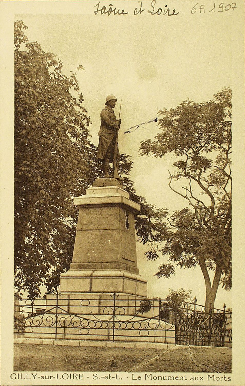 Gilly-sur-Loire. Le monument aux morts.