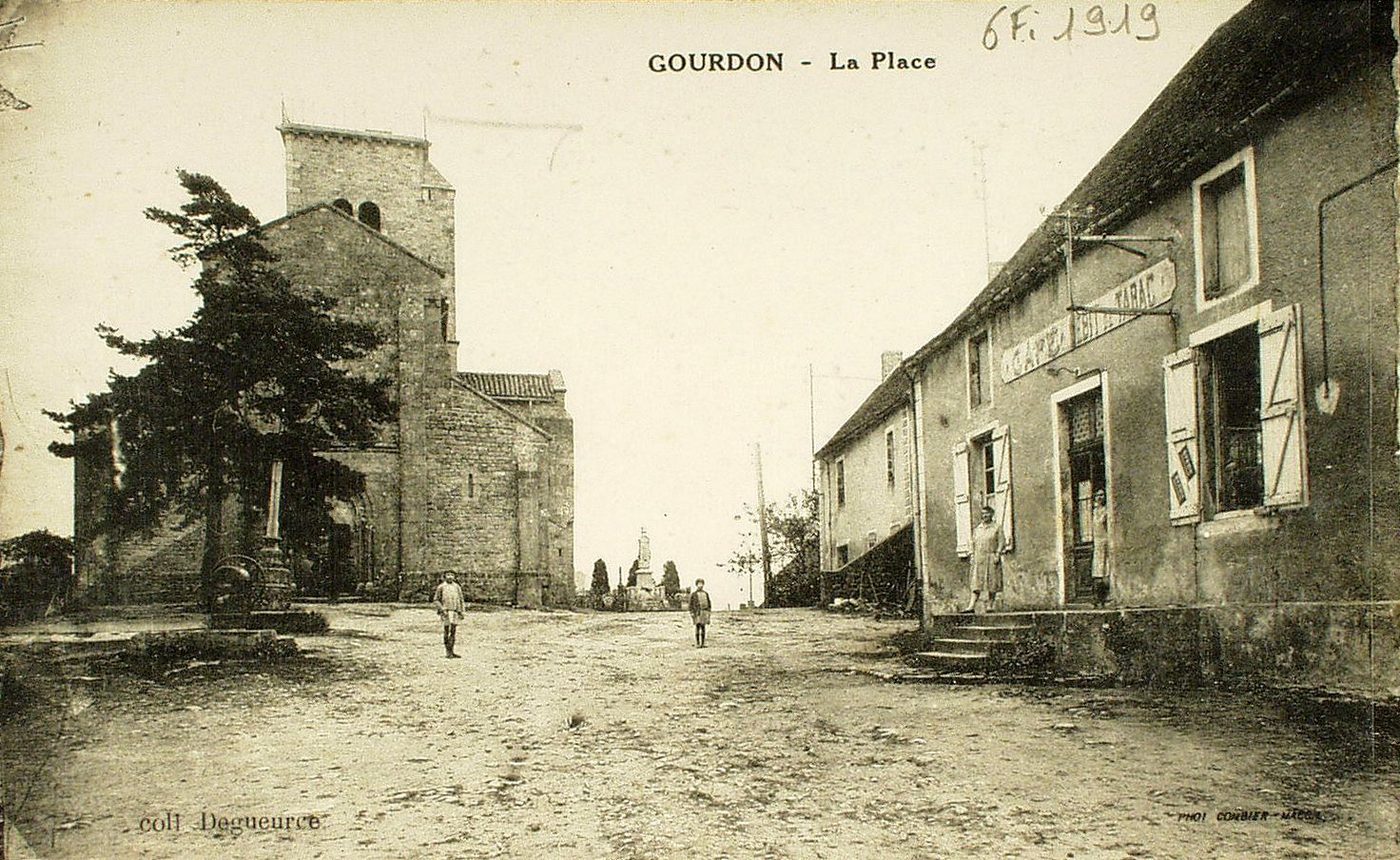 Gourdon. La place.