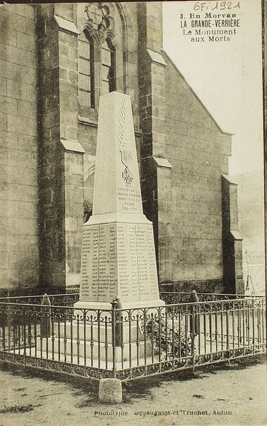 En Morvan. La Grande-Verrière. Le monument aux morts.
