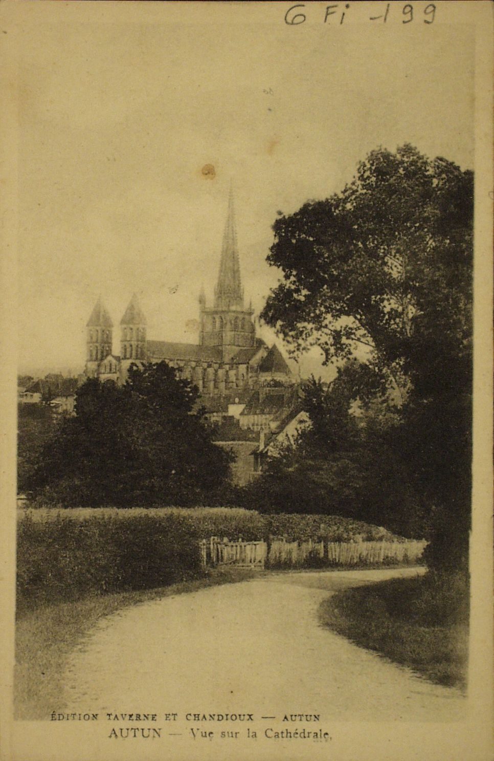 Autun. Vue sur la cathédrale.