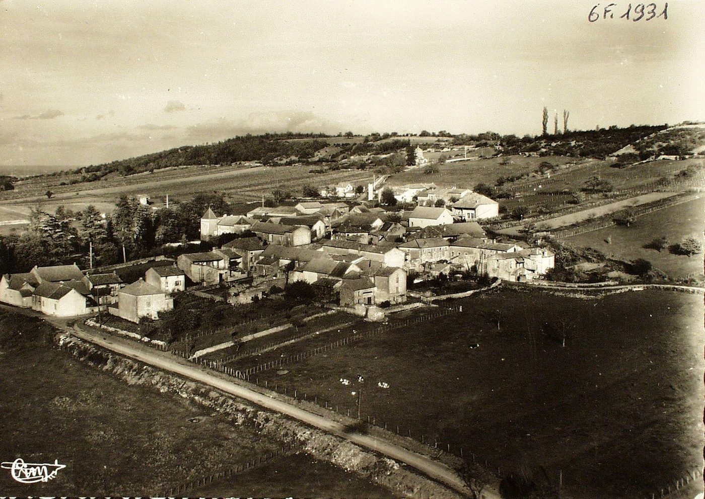 Grevilly. Vue générale aérienne.