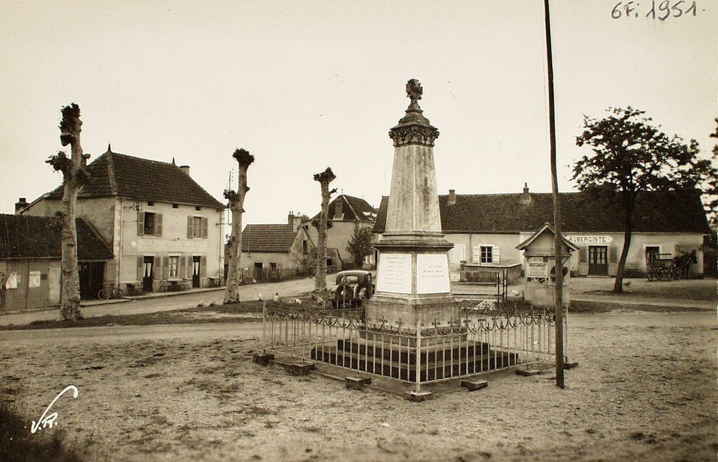 L'Hôpital-le-Mercier. La place et le monument.
