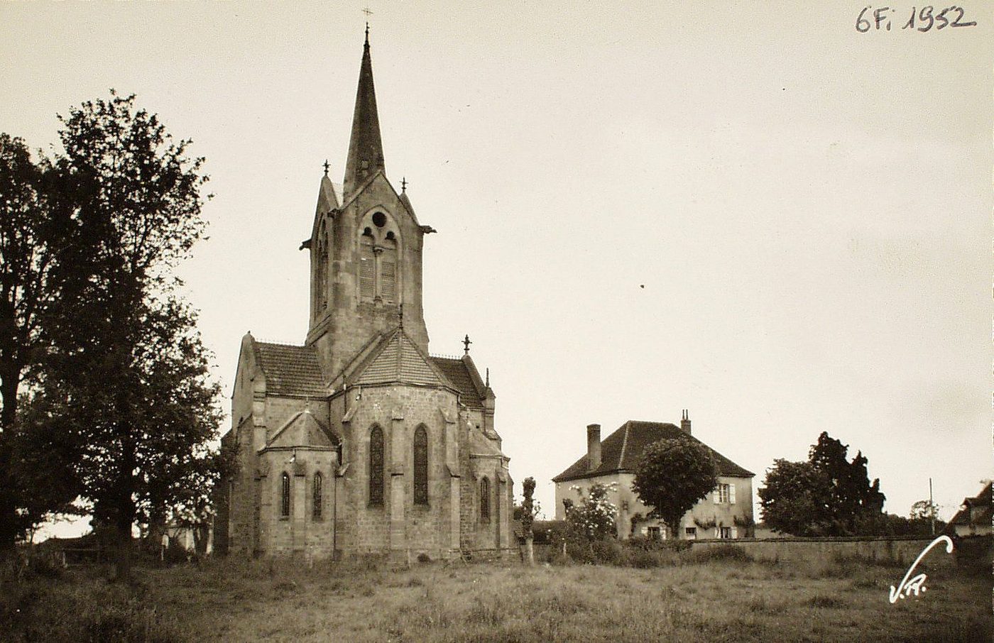 L'Hôpital-le-Mercier. L'église et la cure.