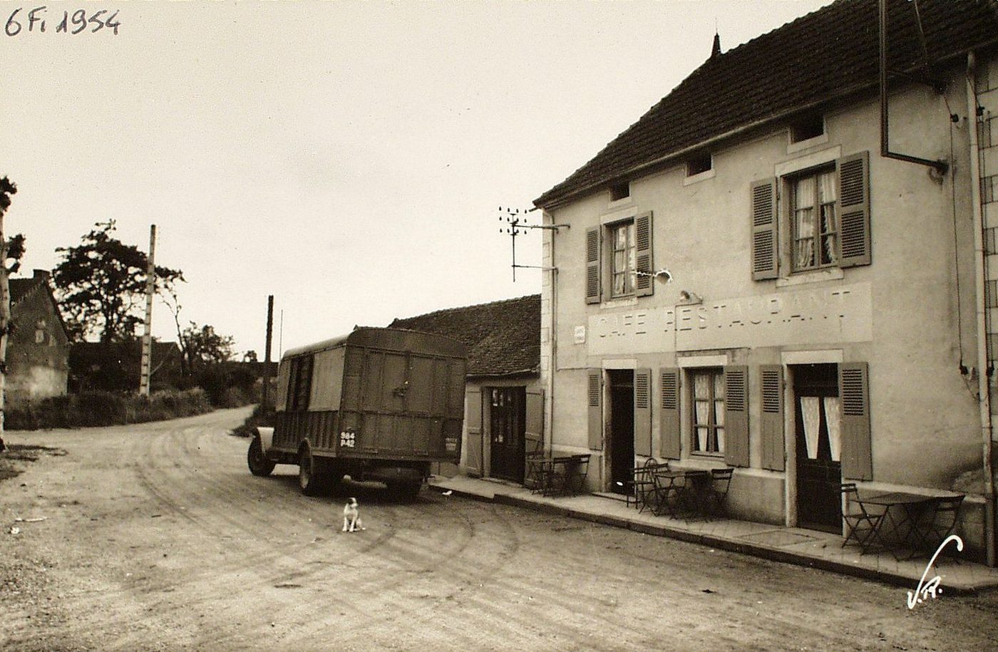 L'Hôpital-le-Mercier. Café-restaurant Bonnet. Cabine téléphonique.