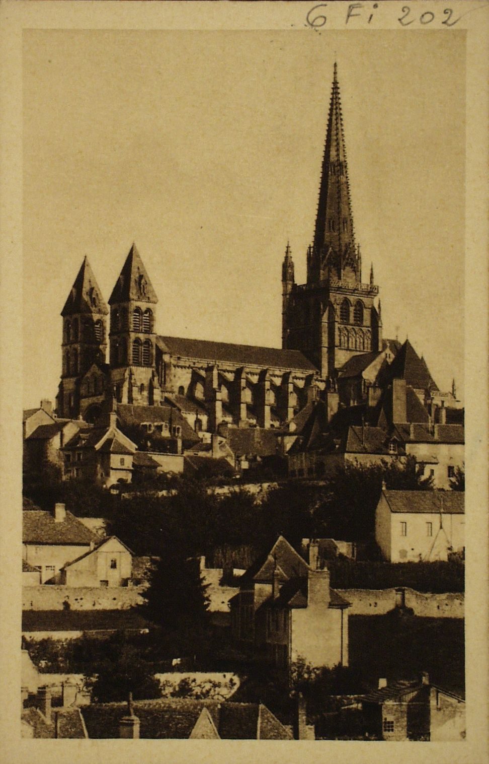 Autun antique. Cathédrale Saint-Lazare. Commencée vers 1120, sur la pensée conçue par Hugues II, duc de Bourgogne, pour recevoir le corps de Saint-Lazare, terminée en 1174, elle est l'un des types les plus élégants de l'architecture qui prit naissance en XIe s., sa flèche haute de 77m65, d'une élégance admirable fut élevée en 1470 par le Cardinal Rolin.