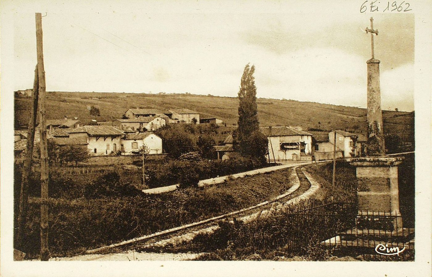 Environs de Mâcon. Hurigny. Les Miolands. Cité au Xe s. ; le sol y est généralement calcaire, les vignes y produisent un excellent vin rouge.