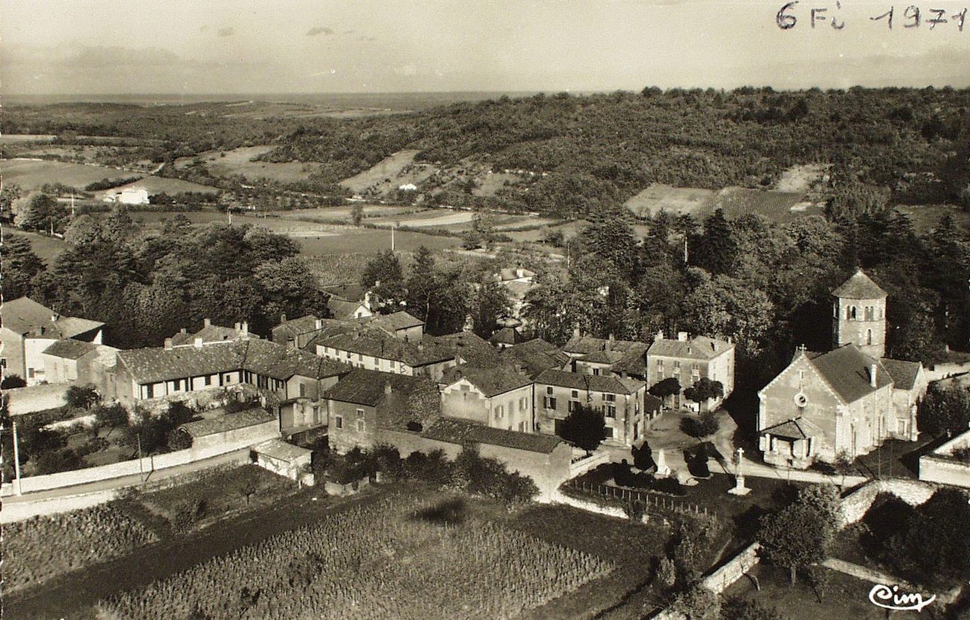 Hurigny. Vue aérienne du bourg.