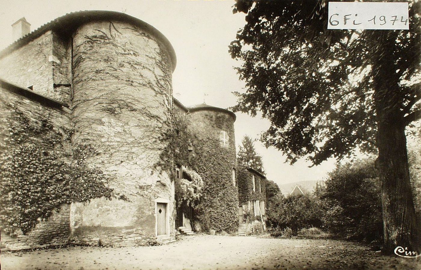 Igé. Le château. Fut fortifié d'abord vers 1235 par le comte de Mâcon ; posséda plus tard 6 tours ; appartint ensuite aux de La Bletonnière, puis aux Morangiès. Actuellement famille Pérez.
