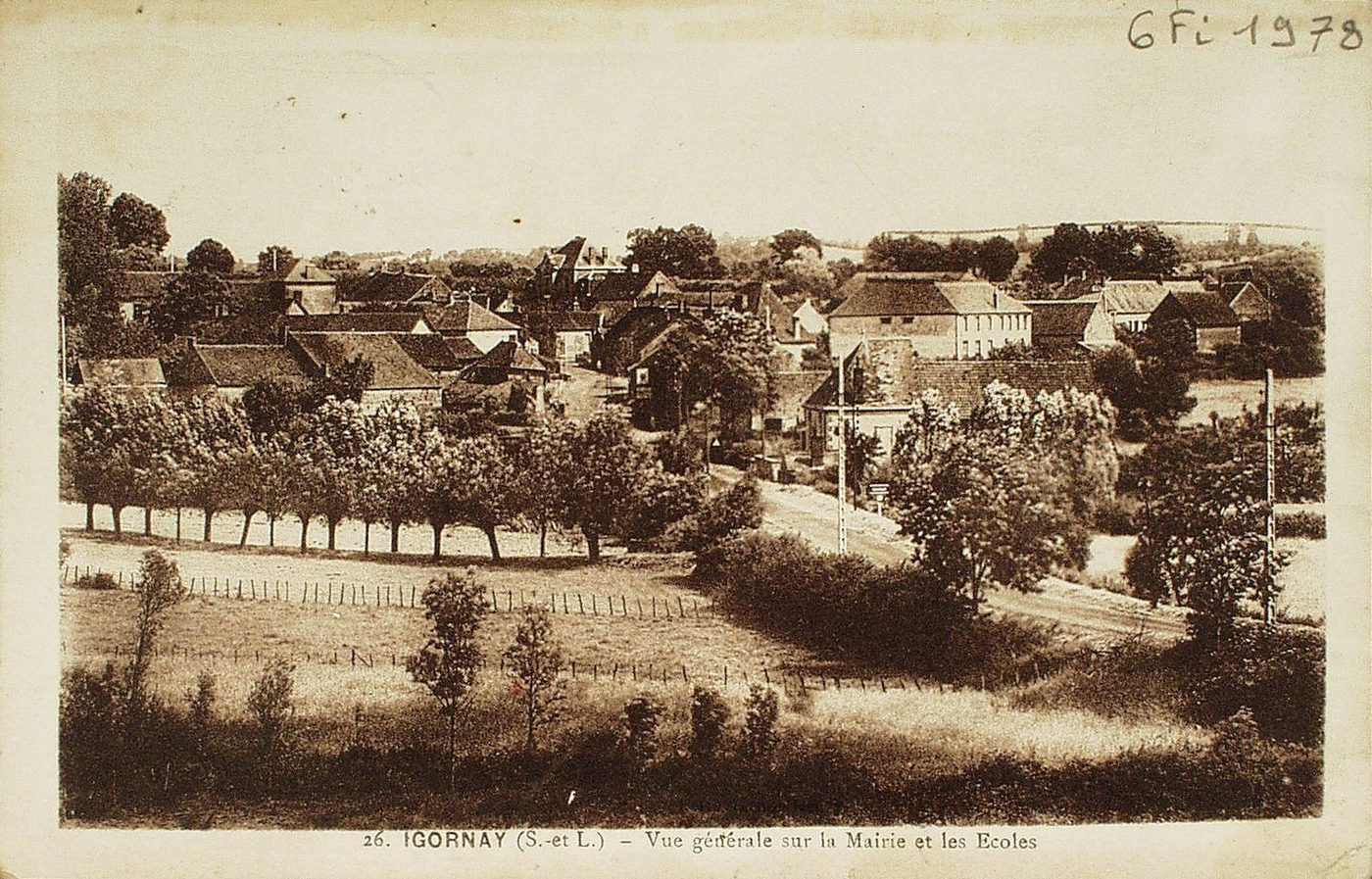 Igornay. Vue générale sur la mairie et les écoles.