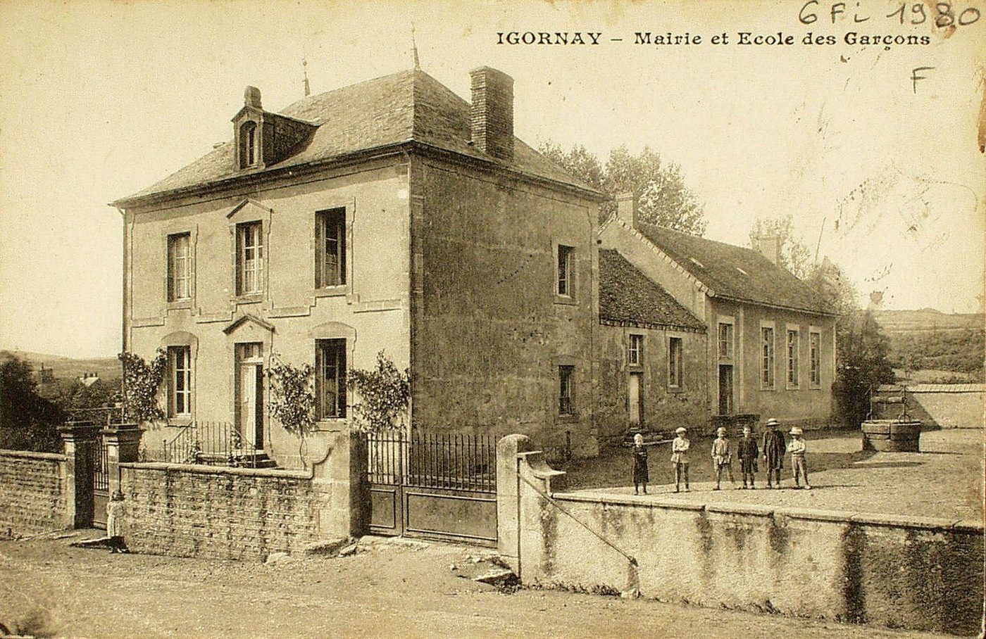 Igornay. Mairie et école des garçons.