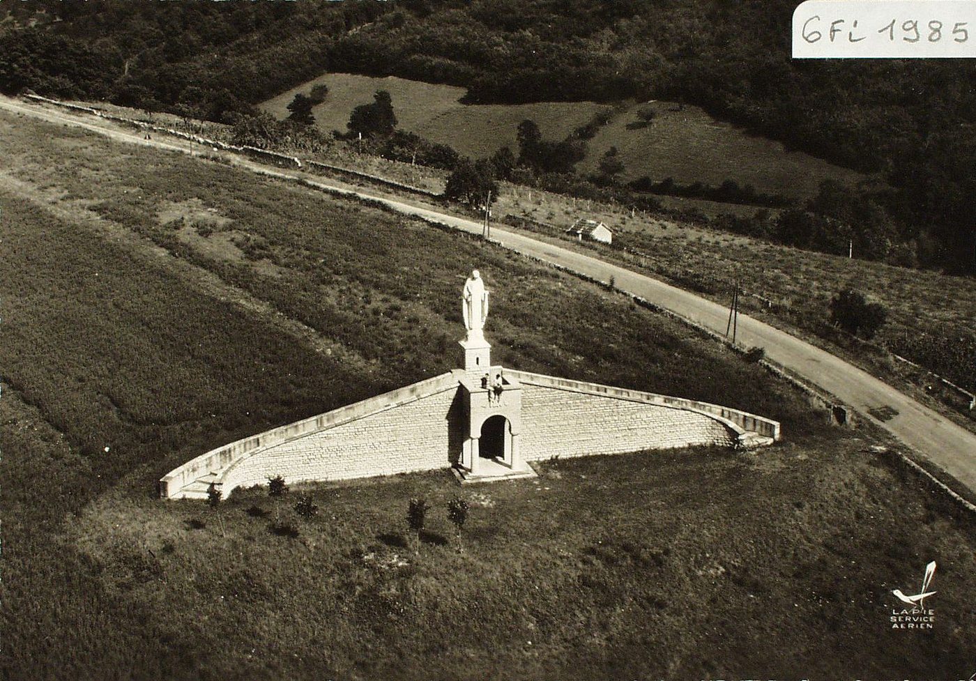 Avion au-dessus d'Iguerande. Notre-Dame-de-la-Paix.