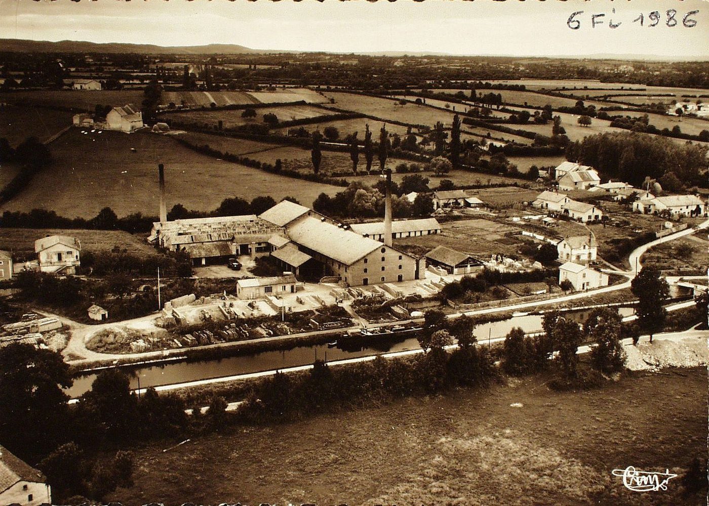 Iguerande. Vue aérienne sur le quartier Outre-Loire et le canal.