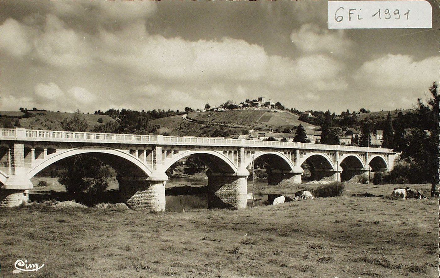 Iguerande. Pont sur la Loire et le bourg.