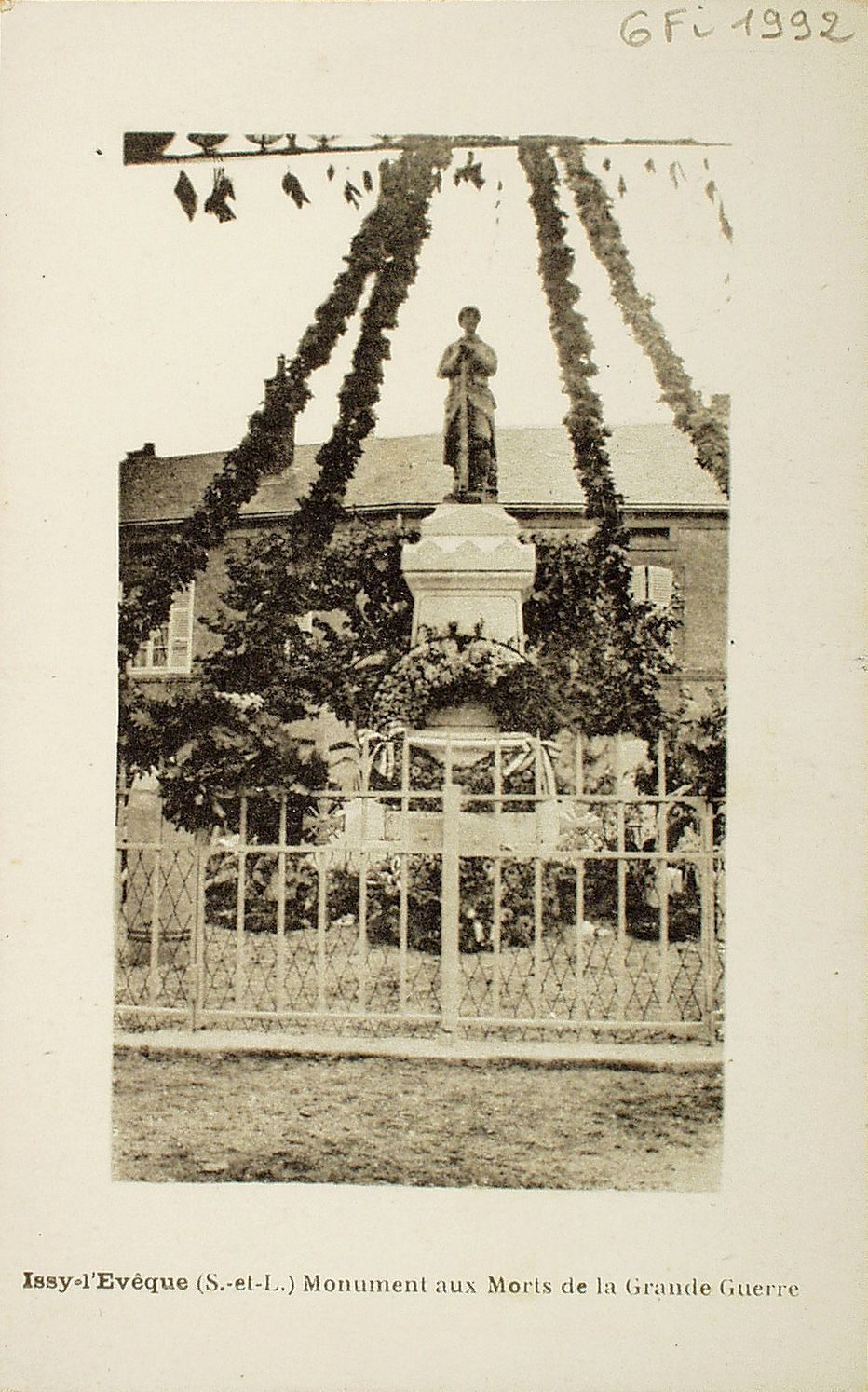 Issy-l'Evêque. Monument aux morts de la grande guerre.