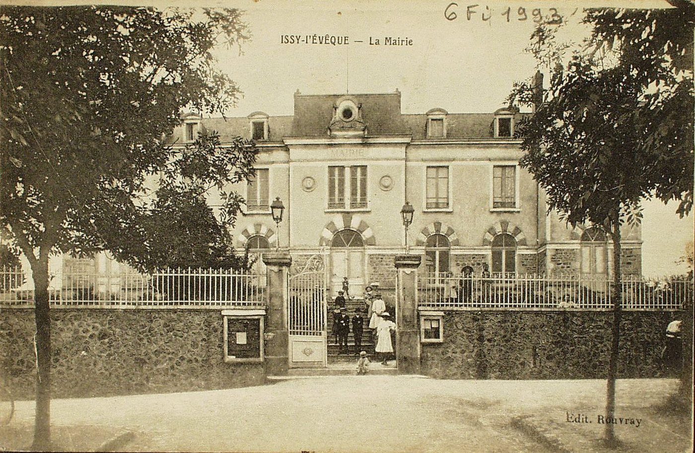 Issy-l'Evêque. La mairie.
