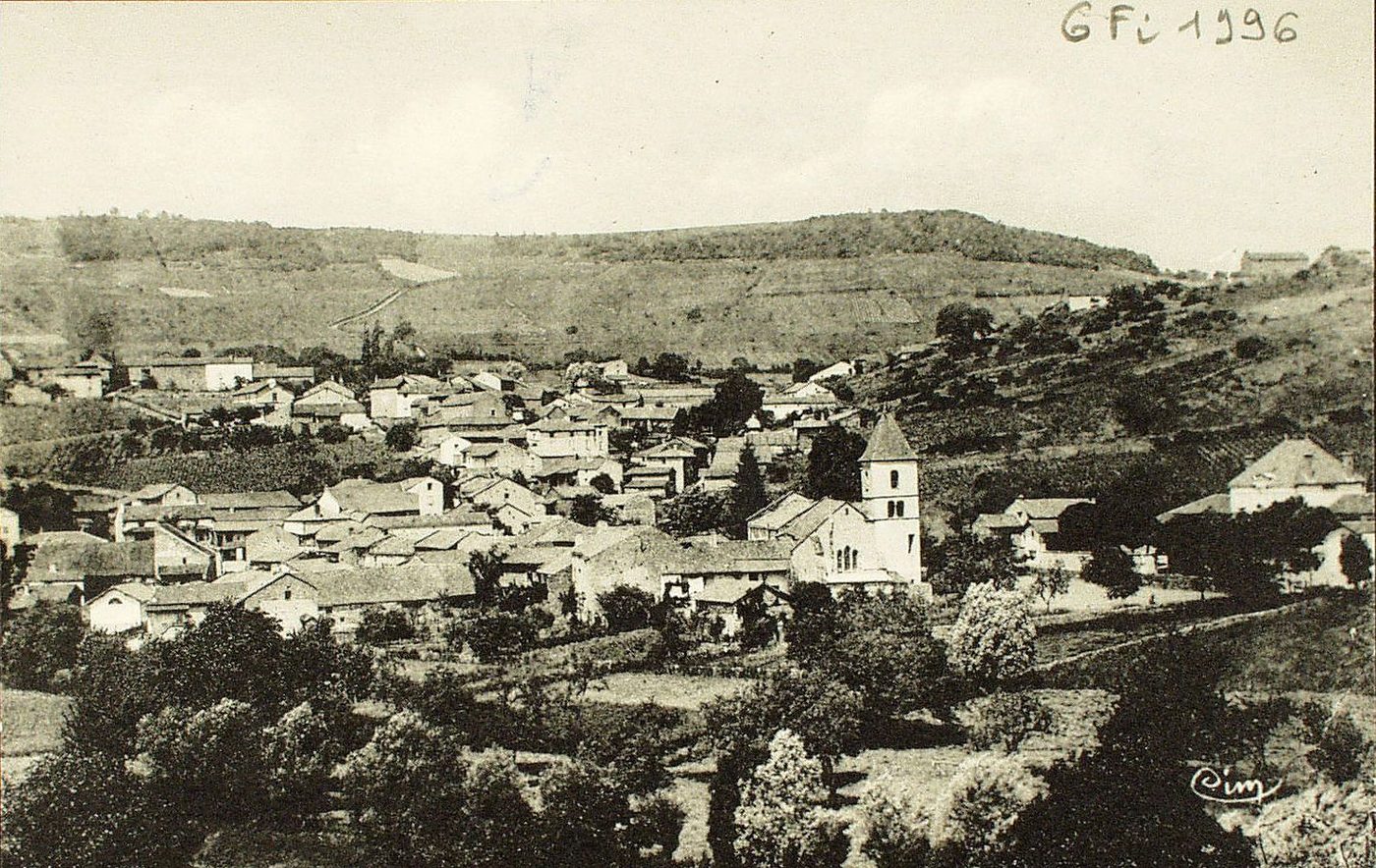 Environs de Cluny. Jalogny. 413 habitants. A 3 km 1/2 des gares de Cluny et de Sainte-Cécile. Pays accidenté, montagneux, sur le versant est d'un coteau dans la vallée de la Grosne. Vins rouges ordinaires. Eglise du XIe s.