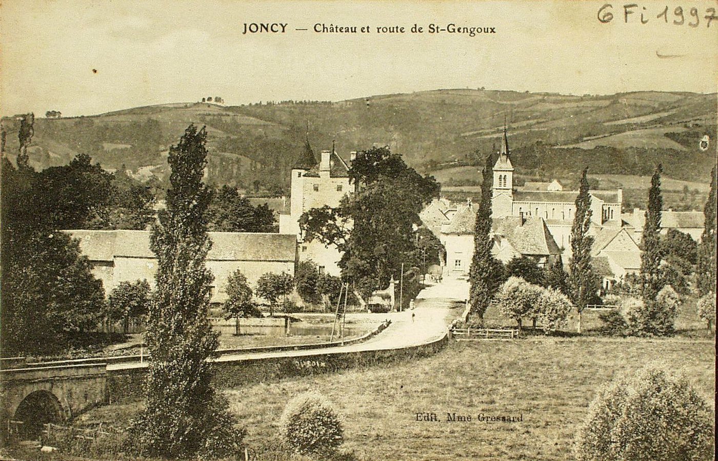 Joncy. Château et route de Saint-Gengoux.