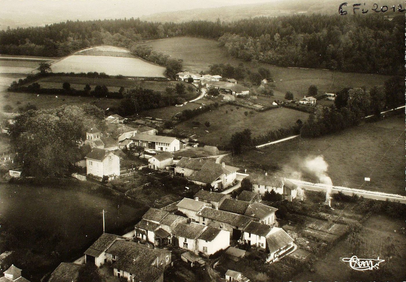 Joudes. Le bourg. Vue aérienne.