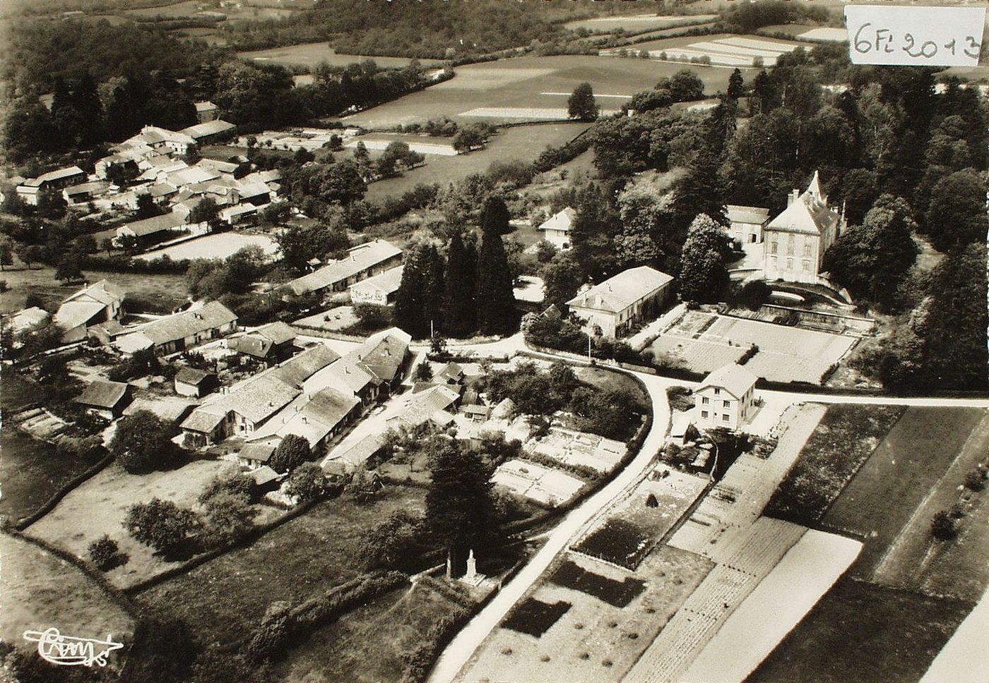 Joudes. Vue générale aérienne. Le château "les Charmeilles".