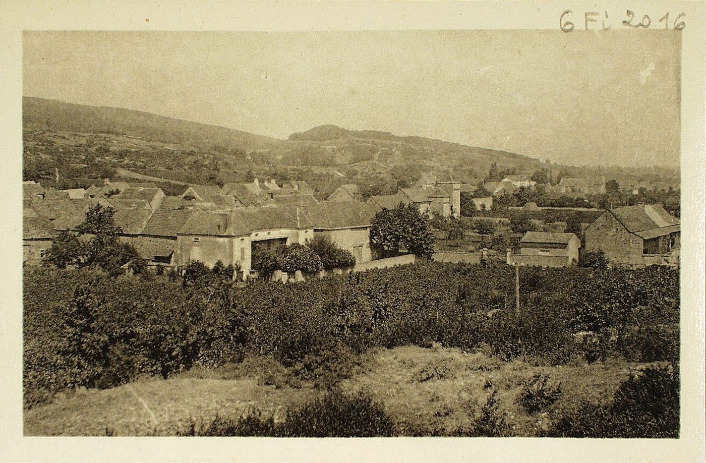 Jugy. Vue prise du sommet de la route de Vers, au dessus du Gros Foulot.