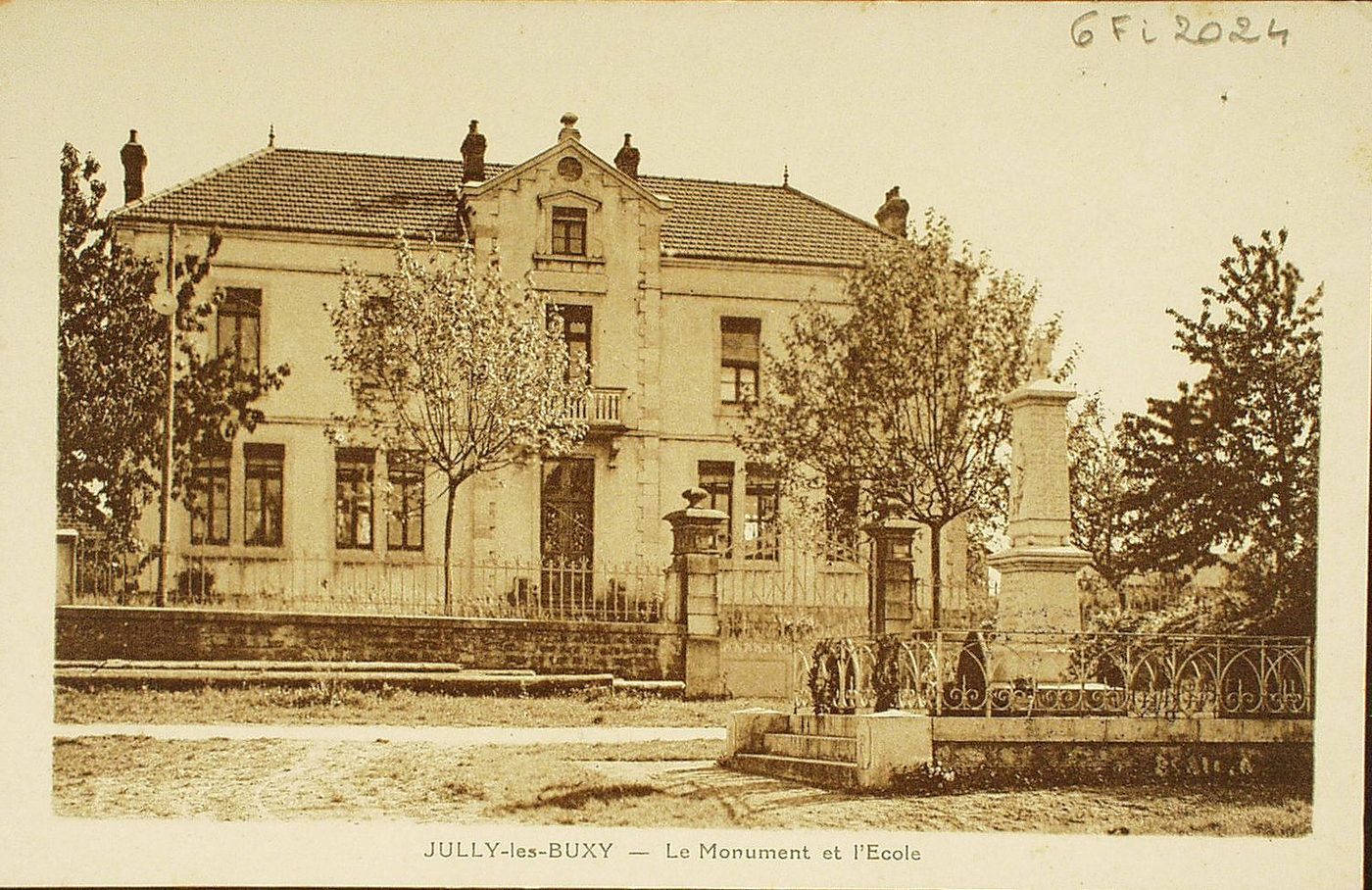 Jully-lès-Buxy. Le monument et l'école.