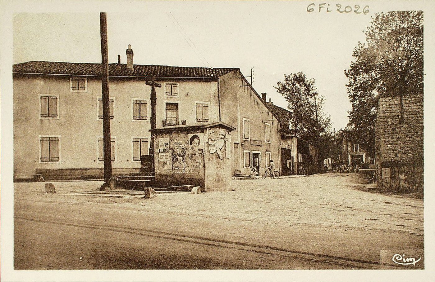 Lacrost. L'entrée du village.