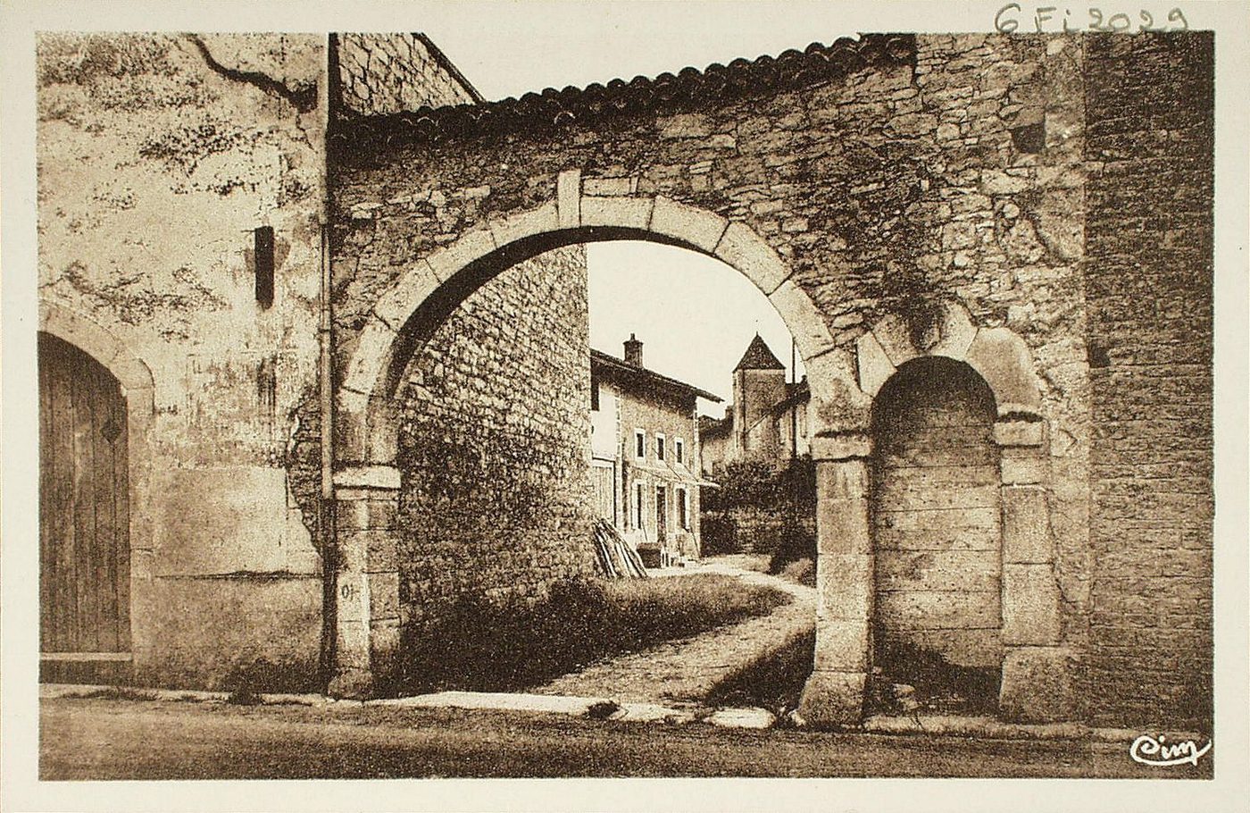 Environs de Tournus. Lacrost. Porche Enjorrand (1559). Porche d'entrée du Meix Enjorrand construit par la famille de ce nom de Tournus qui résida en cette ville du XVIe s. Plusieurs de ses membres furent échevins de Tournus et de Mâcon au XVIIe et XVIIIe s.