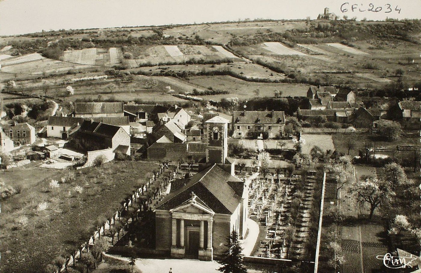 Laives. Vue aérienne sur l'église de Laives. (Sur la colline, l'église Saint-Martin classée monument historique)