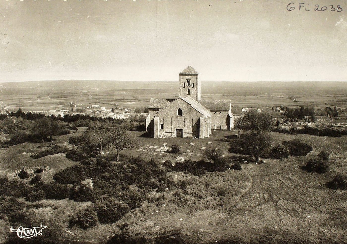 Laives. Vue aérienne de l'église Saint-Martin (monument historique) indiquant la fin des Cévennes.