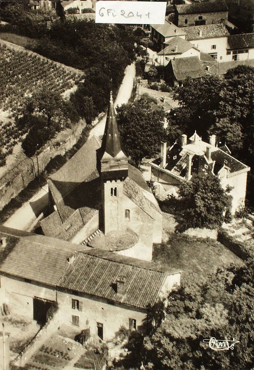 Laizé. L'église. Vue aérienne.