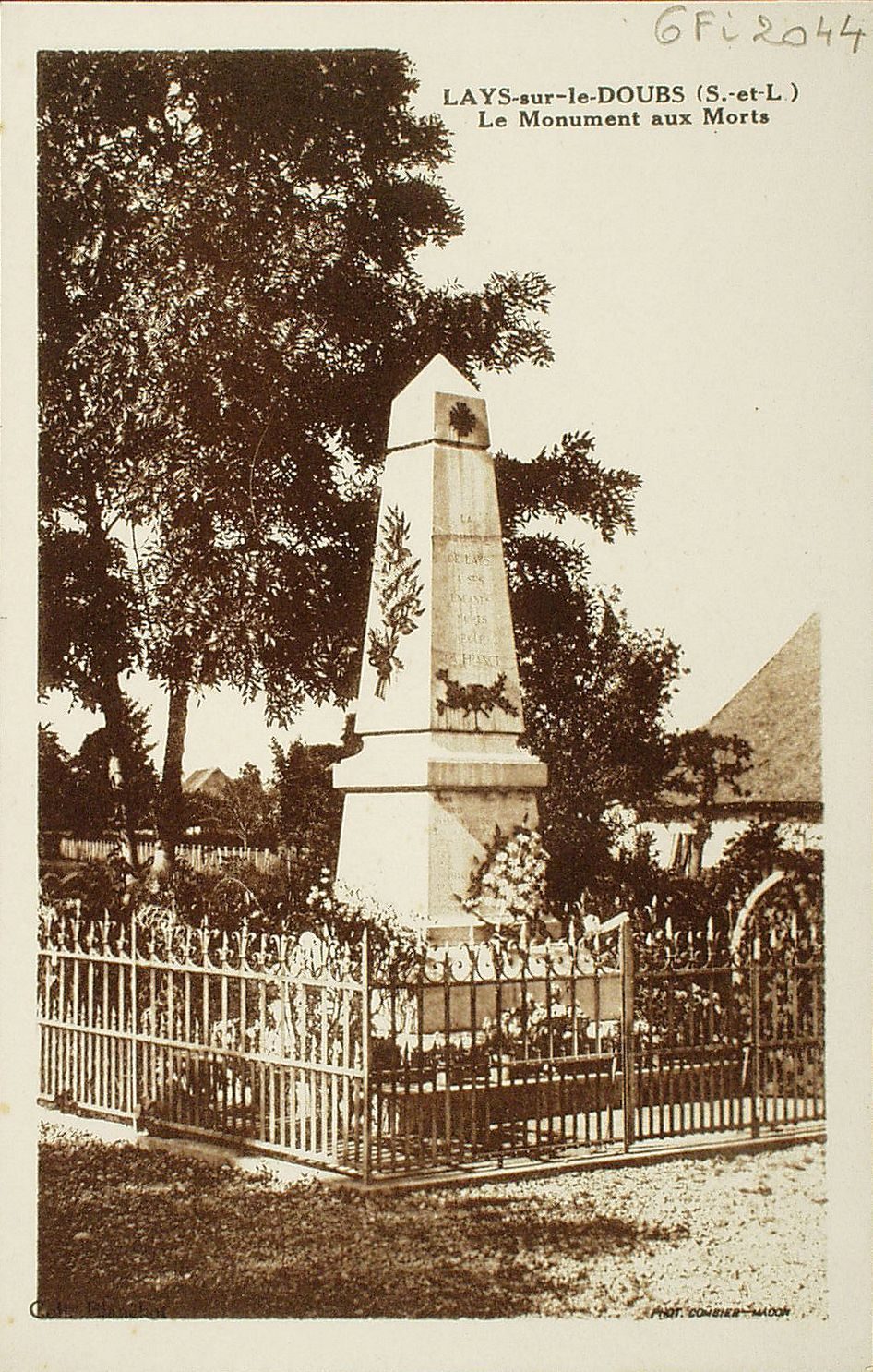 Lays-sur-le-Doubs. Le monument aux morts.