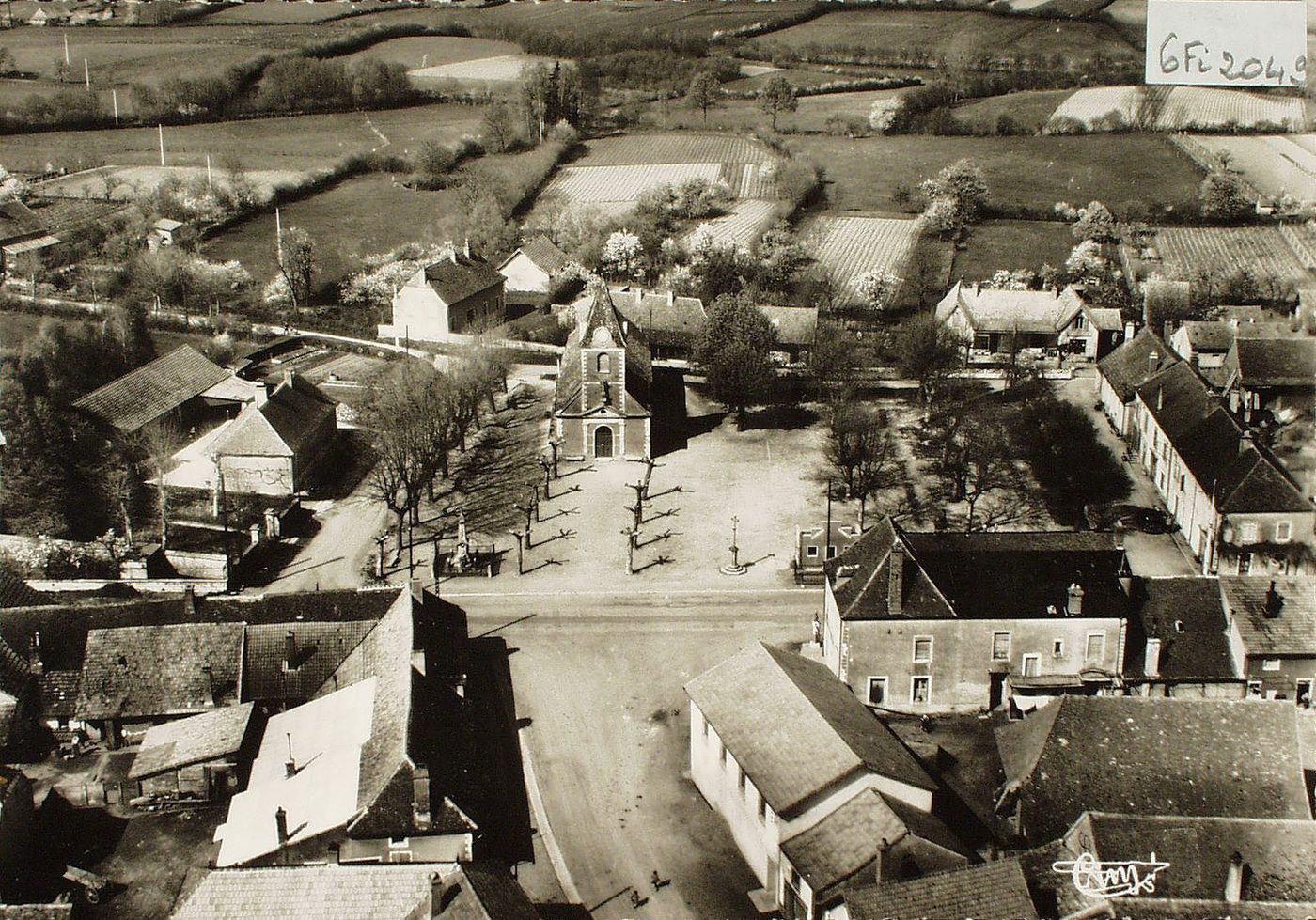 Lessard-en-Bresse. Vue aérienne. Le bourg.