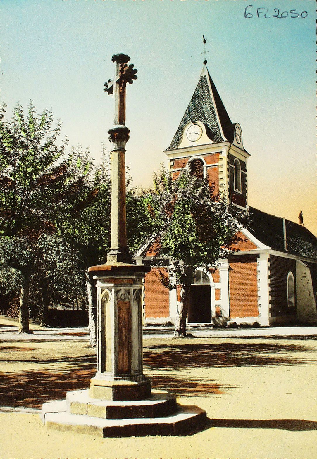 Lessard-en-Bresse. L'église. "Et souvent lassé du monde et du bruit, J'y viens à pas lent, quand tombe la nuit, Faire une prière!". Paul Delmet.