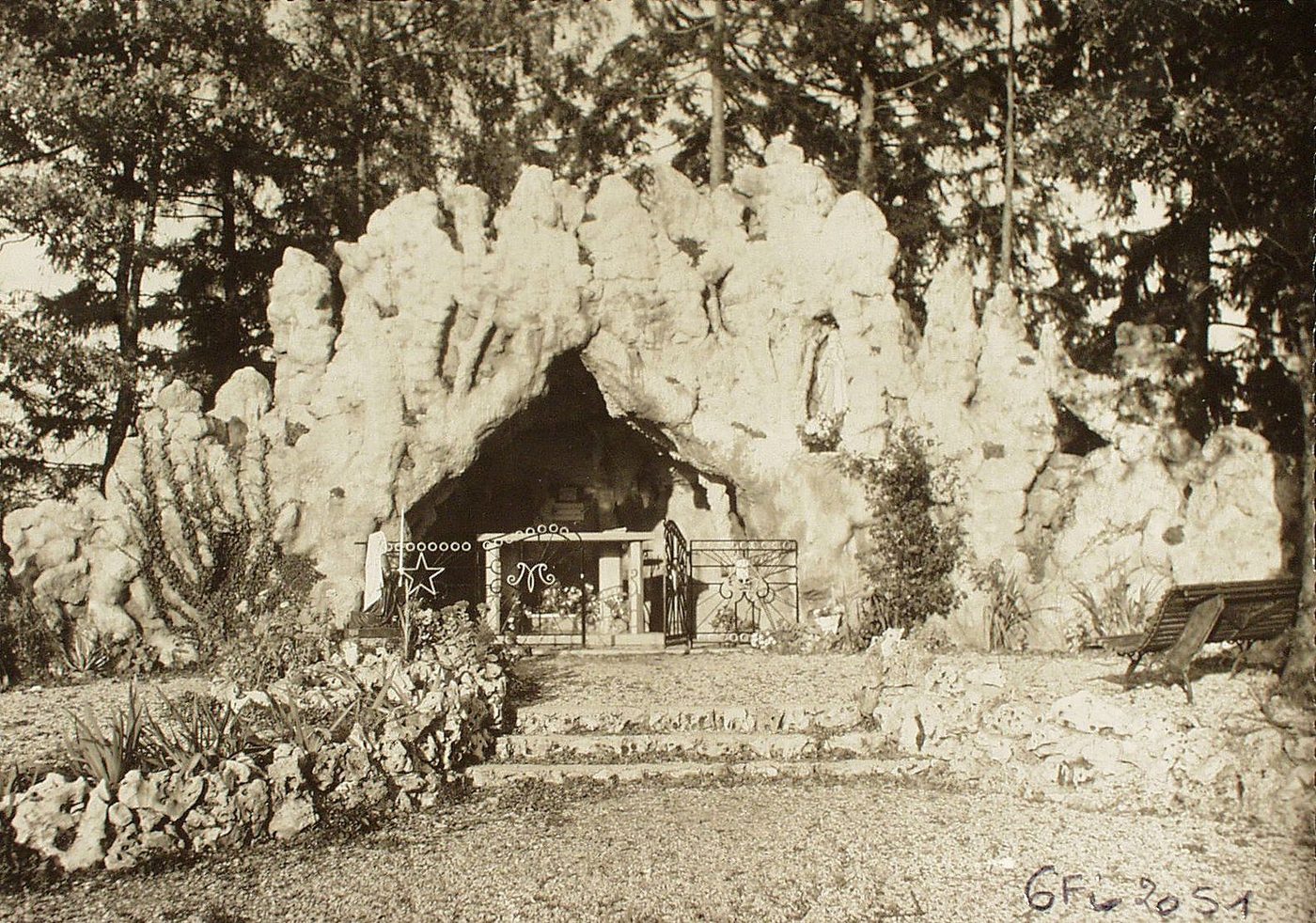 Lessard-en-Bresse. Grotte à N.D. de Lourdes.