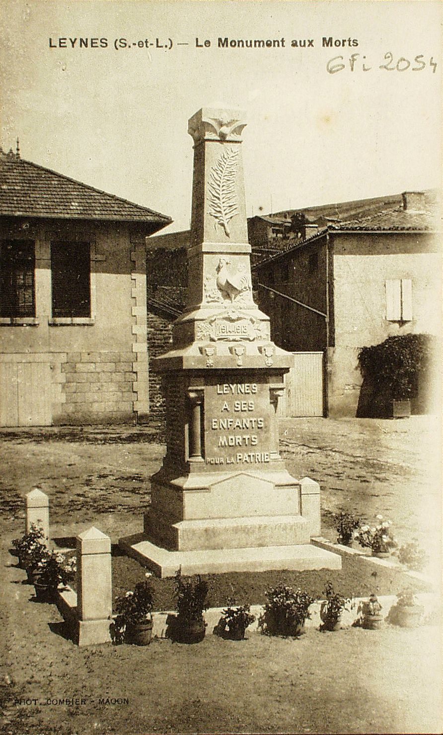 Leynes. Le monument aux morts.
