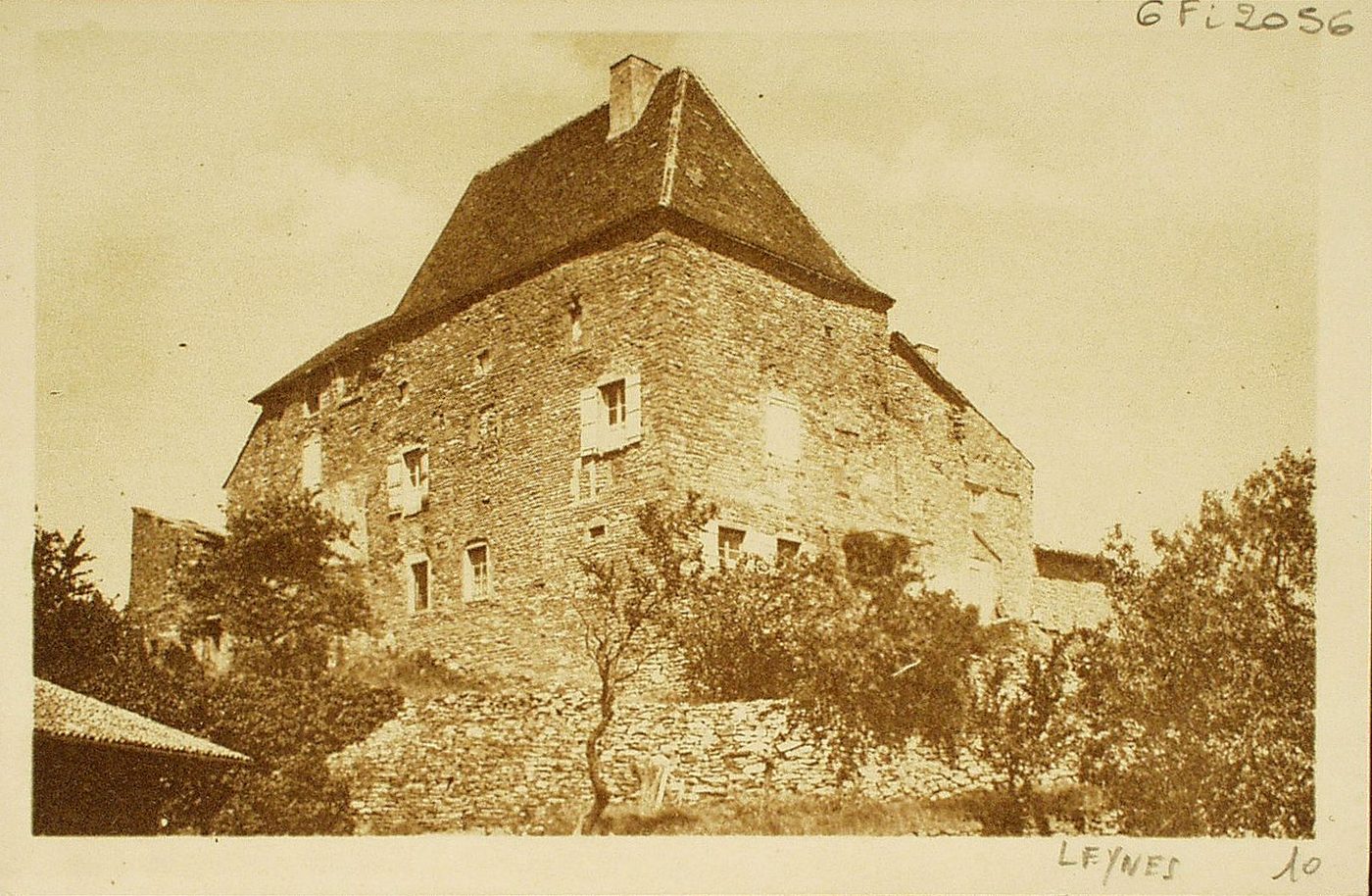 Leynes. Le jeudi 16 septembre 1423, des gens d'armes et archers anglais, alliés des Bourguignons de Mâcon, s'emparent du château occupé par les Armagnacs et y mettent garnison. Il ne sera repris aux bourguignons qu'en 1432 par le comte de Clermont.